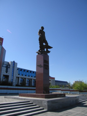 Памятник А.И. Покрышкину на пл. Карла Маркса
